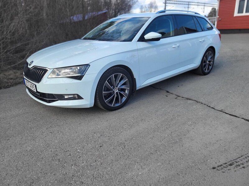 Vit Begagnad 2018 Skoda Superb LAURIN & KLEMENT Kombi | 259 900 kr (Marknadspris) - Bild 1/4