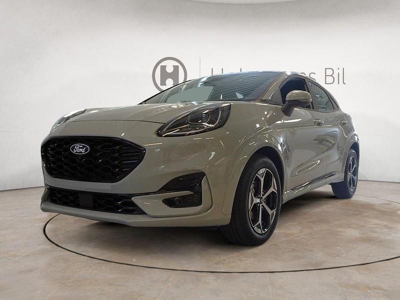 Grå Ny 2025 Ford Puma ST-Line SUV | 332 400 kr (Lite dyr) - Bild 1/4