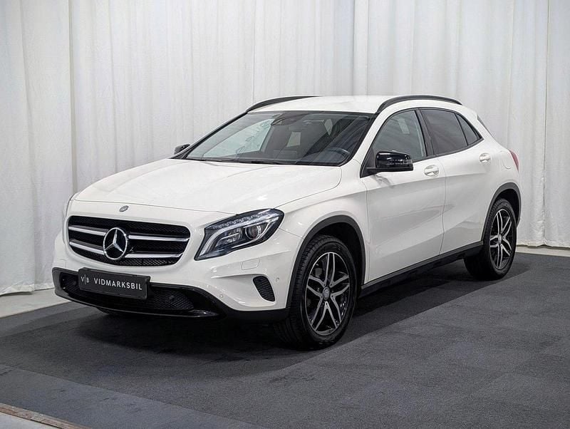 Vit Begagnad 2016 Mercedes GLA200 SUV | 174 900 kr (Marknadspris) - Bild 1/4