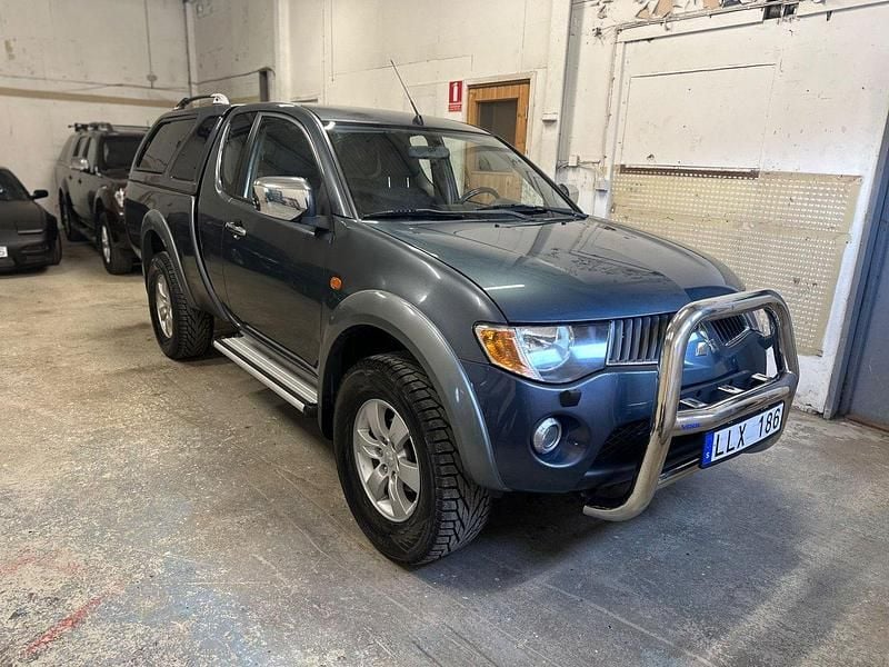 Mörkgrå (grå) Begagnad 2007 Mitsubishi L200 Pickup | 118 500 kr (Lite dyr) - Bild 1/4
