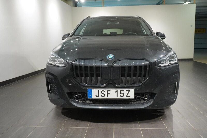 Svart Begagnad 2024 BMW 225 M Sport Kombi | 399 900 kr (Marknadspris) - Bild 1/1