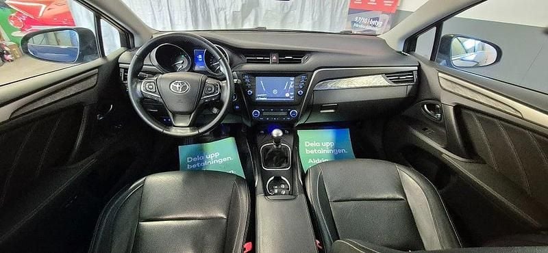 Begagnad Toyota Avensis Executive 143 HK (105 kW) 2015 Metallic Kombi