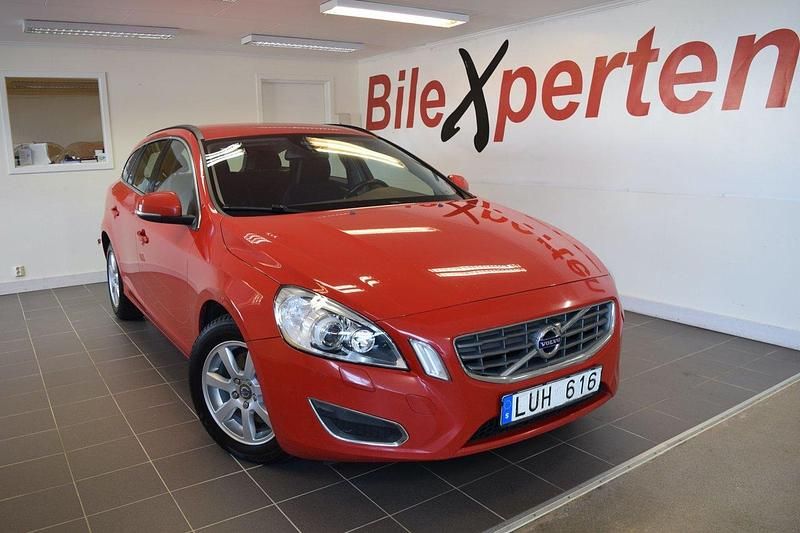 Röd Begagnad 2012 Volvo V60 Momentum Kombi | 59 900 kr (Marknadspris) - Bild 1/4