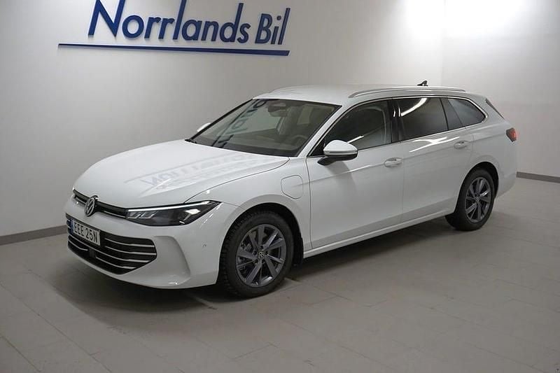 Pure white Begagnad 2024 VW Passat Kombi | 419 900 kr (Bra pris) - Bild 1/2