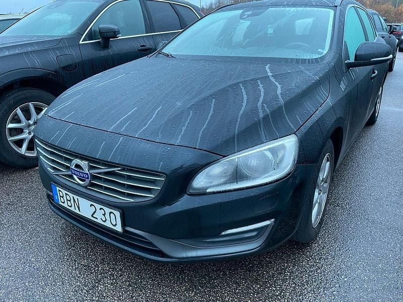 Svart (svart metallic) Begagnad 2014 Volvo V60 Kinetic Kombi | 89 000 kr (Marknadspris) - Bild 1/2