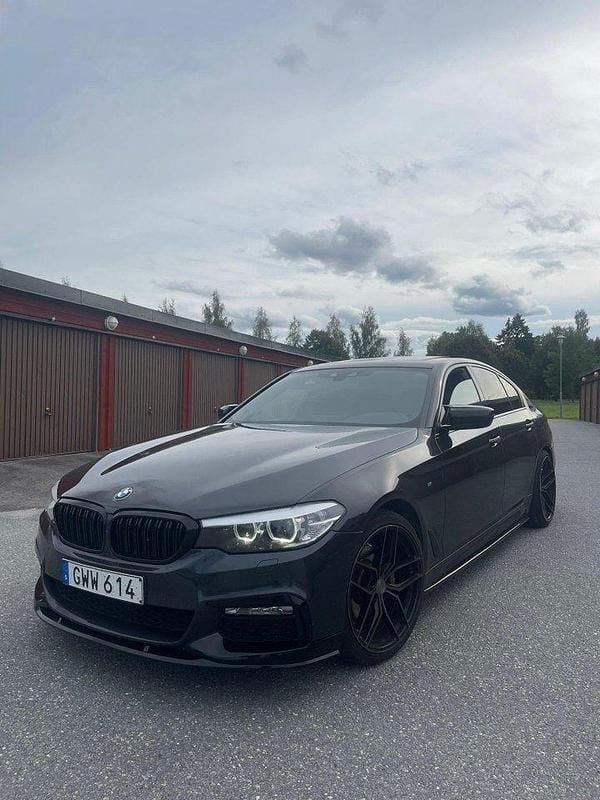 Grå Begagnad 2017 BMW 520 M Sport Sedan | 289 000 kr (Dyr) - Bild 1/4