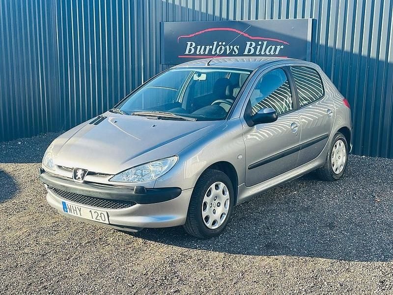 Grå Begagnad 2004 Peugeot 206 Halvkombi | 24 800 kr (Marknadspris) - Bild 1/4