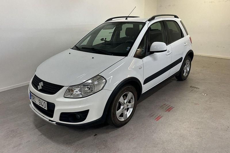 Vit Begagnad 2011 Suzuki SX4 Halvkombi | 79 900 kr (Bra pris) - Bild 1/4