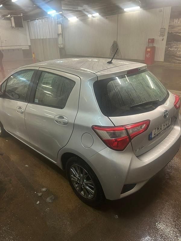 Begagnad Toyota Yaris Hybrid 101 HK (74 kW) 2018 Silver