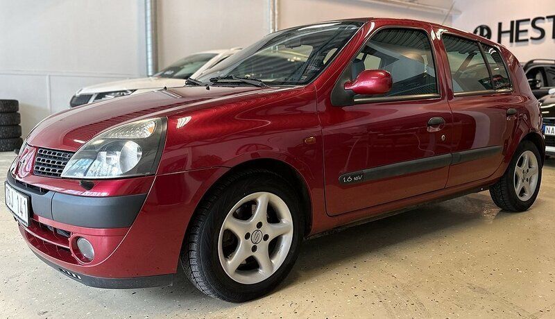 Mörkröd Begagnad 2002 Renault Clio II Halvkombi | 19 900 kr (Marknadspris) - Bild 1/4