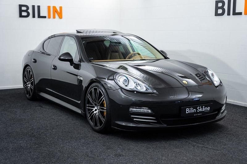 Mörkgrå (grå) Begagnad 2012 Porsche Panamera 4S Sedan | 289 900 kr (Bra pris) - Bild 1/4