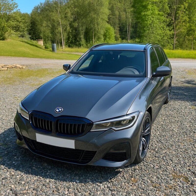 Grå Begagnad 2021 BMW 330e M Sport Kombi | 403 000 kr (Dyr) - Bild 1/4