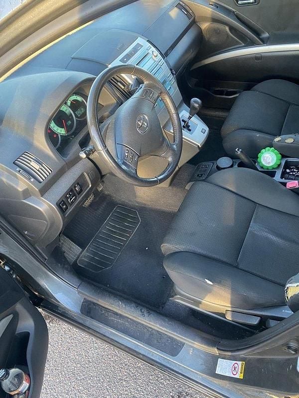 Grå Begagnad 2004 Toyota Corolla Verso Minibuss | 25 500 kr (Marknadspris) - Bild 1/3