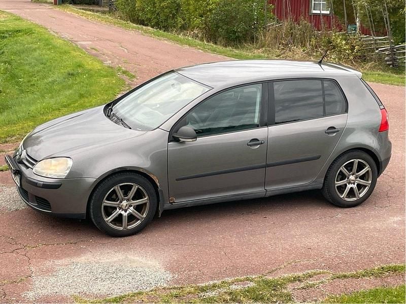 Grå Begagnad 2007 VW Golf V Trendline Halvkombi | 15 000 kr (Dyr) - Bild 1/4