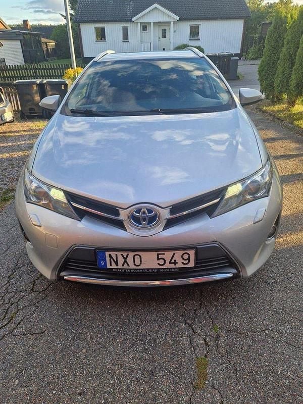 Silver Begagnad 2013 Toyota Auris Touring Sports Active Kombi | 126 000 kr (Dyr) - Bild 1/4