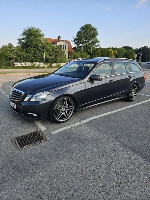 Grå Begagnad 2010 Mercedes E350 Avantgarde Kombi | 130 000 kr (Lite dyr) - Bild 1/4