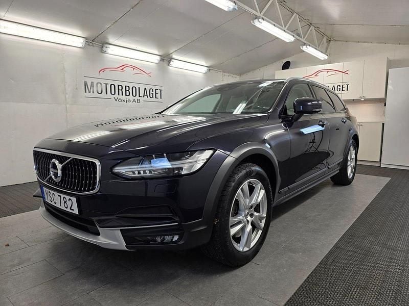 Mörkblå Begagnad 2018 Volvo V90 CC Kombi | 355 000 kr (Marknadspris) - Bild 1/4
