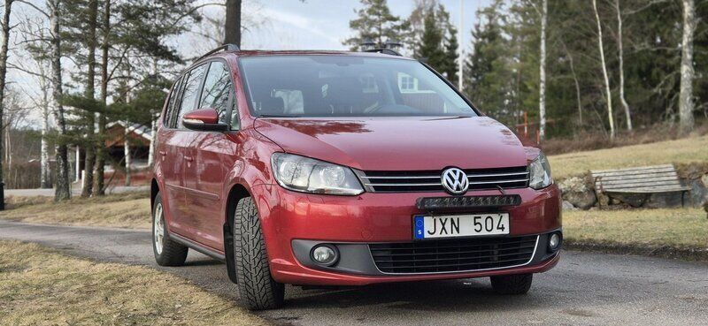 Röd Begagnad 2014 VW Touran Minibuss | 89 900 kr (Marknadspris) - Bild 1/4