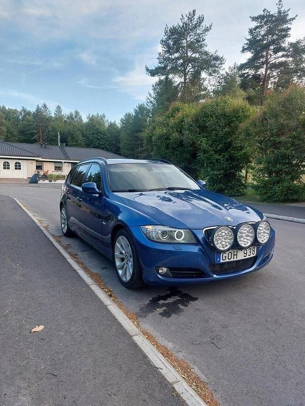 Blå Begagnad 2011 BMW 320 M Sport Kombi | 110 000 kr (Lite dyr) - Bild 1/4