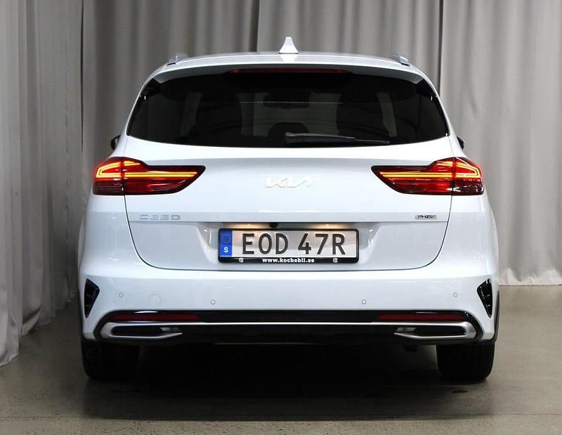 Begagnad Kia Ceed Advance 141 HK (103 kW) 2021 Vit Halvkombi