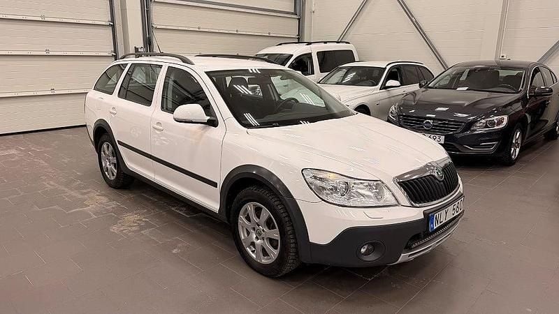 Vit Begagnad 2012 Skoda Octavia Scout Kombi | 119 900 kr (Marknadspris) - Bild 1/4