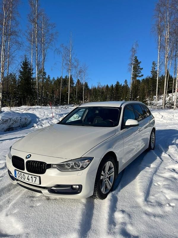 Begagnad BMW 320 184 HK (135 kW) 2015 Vit pearl Kombi