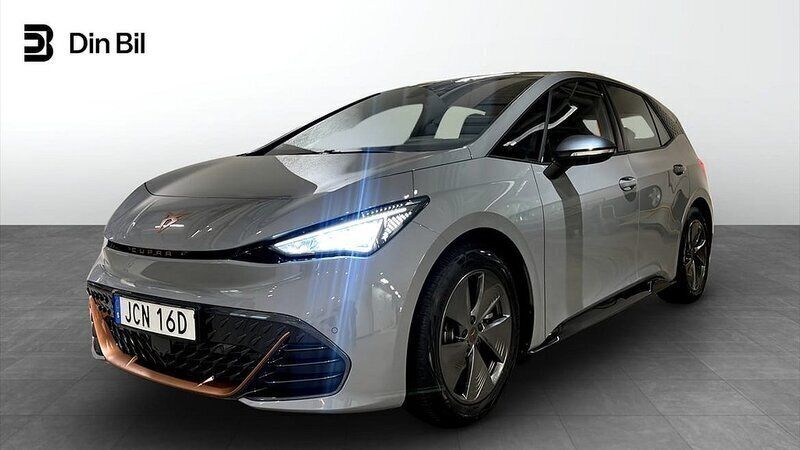Ljusgrå (vapor grey) Begagnad 2024 Cupra Born Halvkombi | 279 900 kr (Marknadspris) - Bild 1/4