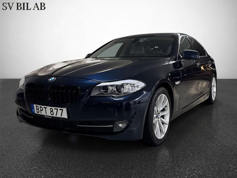 Blå Begagnad 2010 BMW 525 Sedan | 167 000 kr (Marknadspris) - Bild 1/4