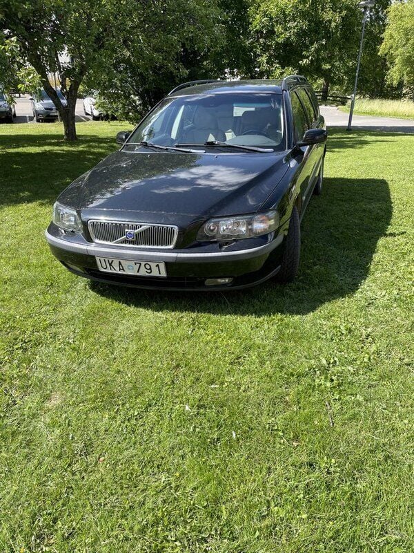 Svart Begagnad 2004 Volvo V70 Business Edition Kombi | 27 000 kr (Marknadspris) - Bild 1/4