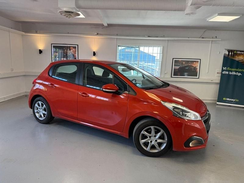 Orange Begagnad 2015 Peugeot 208 Halvkombi | 64 900 kr (Marknadspris) - Bild 1/4