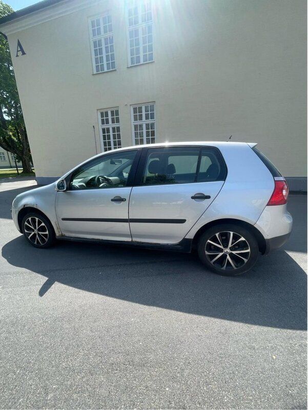 Silver Begagnad 2006 VW Golf V Trendline Halvkombi | 18 000 kr (Marknadspris) - Bild 1/4