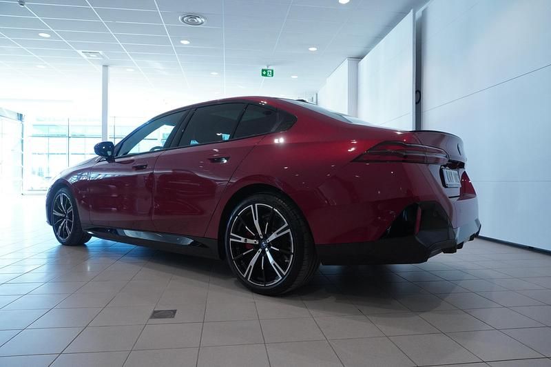 Begagnad BMW 550e M Sport 313 HK (230 kW) 2023 Röd Sedan