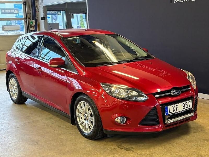 Röd Begagnad 2011 Ford Focus Titanium Halvkombi | 53 900 kr (Lite dyr) - Bild 1/4