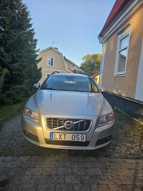Grå Begagnad 2012 Volvo V70 Momentum Kombi | 85 000 kr (Superpris) - Bild 1/4