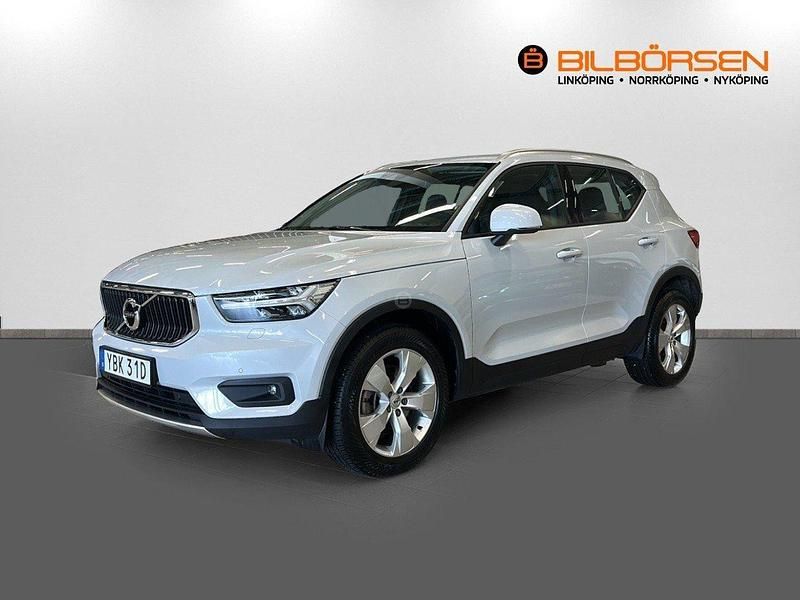 Silver Begagnad 2021 Volvo XC40 Momentum SUV | 309 900 kr (Marknadspris) - Bild 1/4