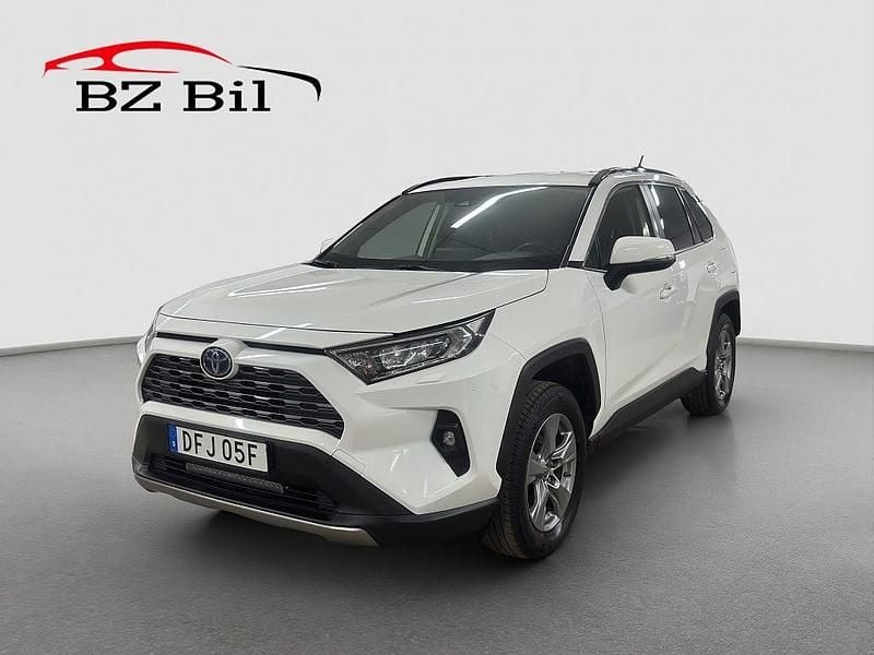 Vit Begagnad 2022 Toyota RAV4 Hybrid Active SUV | 319 900 kr (Bra pris) - Bild 1/4
