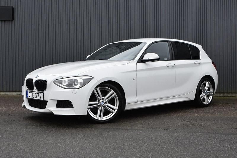Vit Begagnad 2014 BMW 116 M Sport Halvkombi | 105 900 kr (Marknadspris) - Bild 1/4