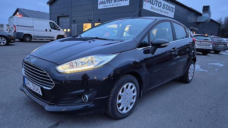 Begagnad Ford Fiesta Titanium 101 HK (74 kW) 2014 Svart Halvkombi