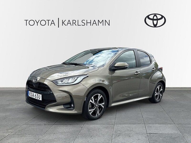 Grön Begagnad 2024 Toyota Yaris Hybrid Active Halvkombi | 259 900 kr (Marknadspris) - Bild 1/3