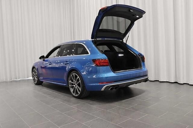 Begagnad Audi S4 Design 354 HK (260 kW) 2018 Individuell lackering, audi exclsuive Kombi