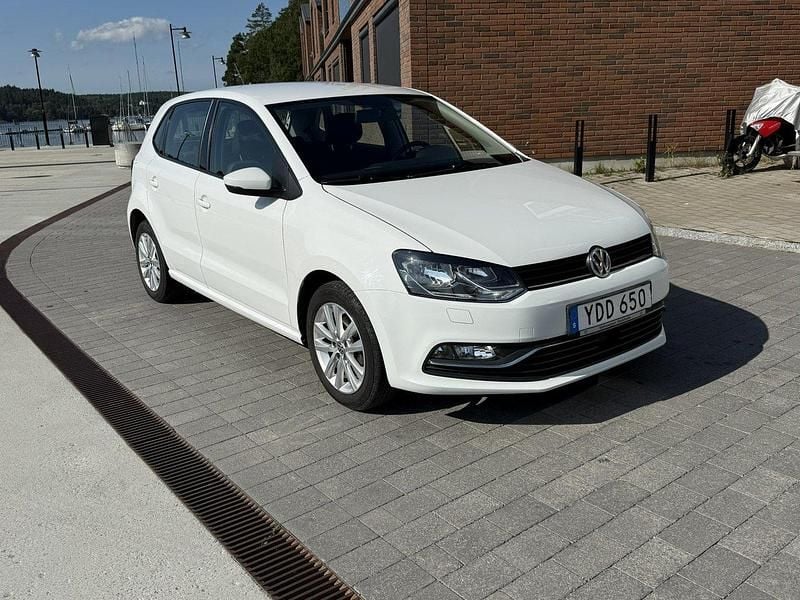 Vit Begagnad 2016 VW Polo Halvkombi | 104 900 kr (Marknadspris) - Bild 1/4