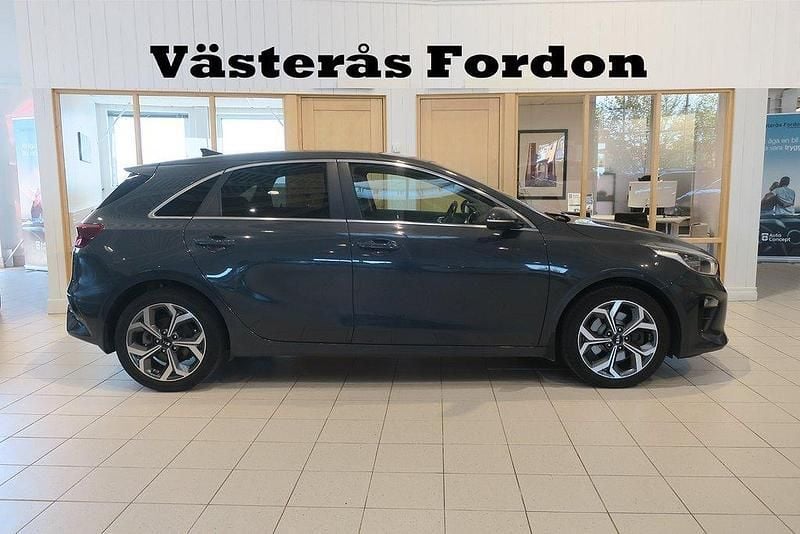 Grå Begagnad 2018 Kia Ceed Advance Halvkombi | 179 900 kr (Marknadspris) - Bild 1/4