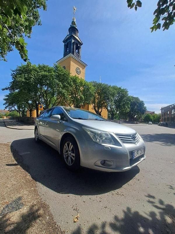 Silver Begagnad 2010 Toyota Avensis Business Edition Kombi | 45 000 kr (Marknadspris) - Bild 1/4