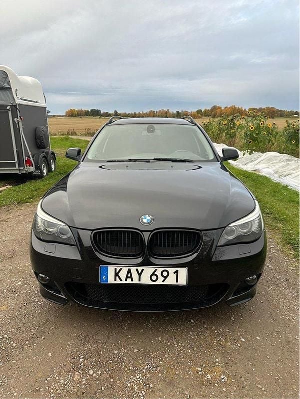 Svart Begagnad 2010 BMW 520 M Sport Kombi | 75 000 kr (Marknadspris) - Bild 1/4