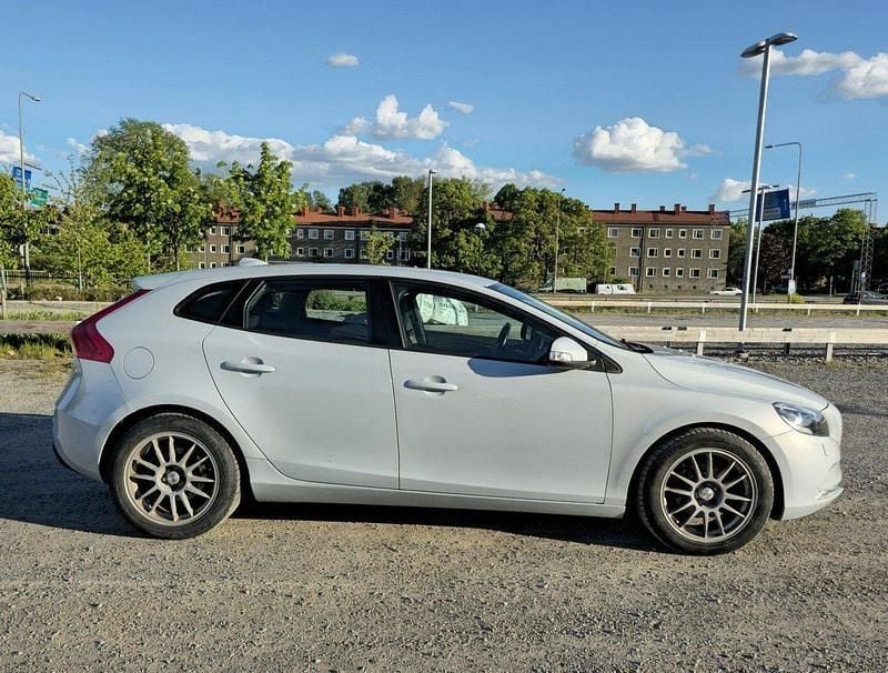 Blå Begagnad 2013 Volvo V40 Kombi | 72 000 kr (Marknadspris) - Bild 1/4