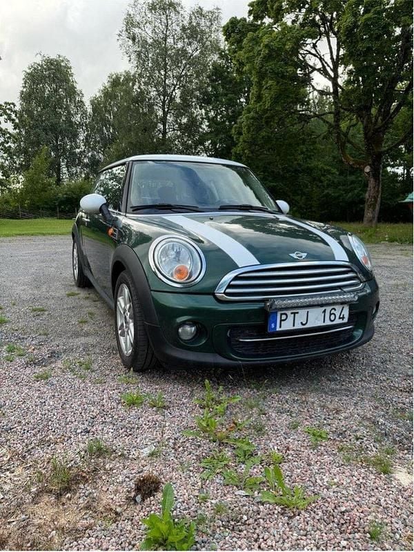 Grön Begagnad 2012 Mini Cooper D Halvkombi | 50 000 kr (Marknadspris) - Bild 1/4