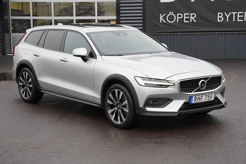 Bright silver metallic Begagnad 2020 Volvo V60 CC Kombi | 359 000 kr (Lite dyr) - Bild 1/4