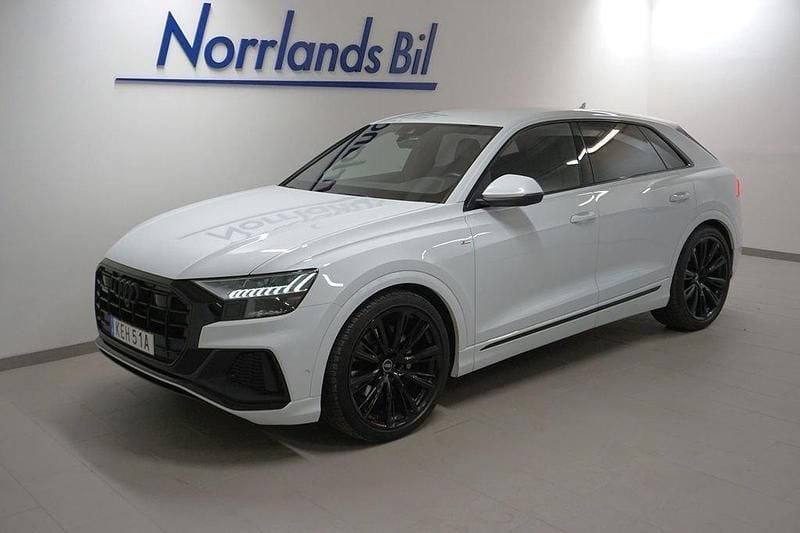 Glaciärvit metallic Begagnad 2022 Audi Q8 S-Line SUV | 669 900 kr (Marknadspris) - Bild 1/4