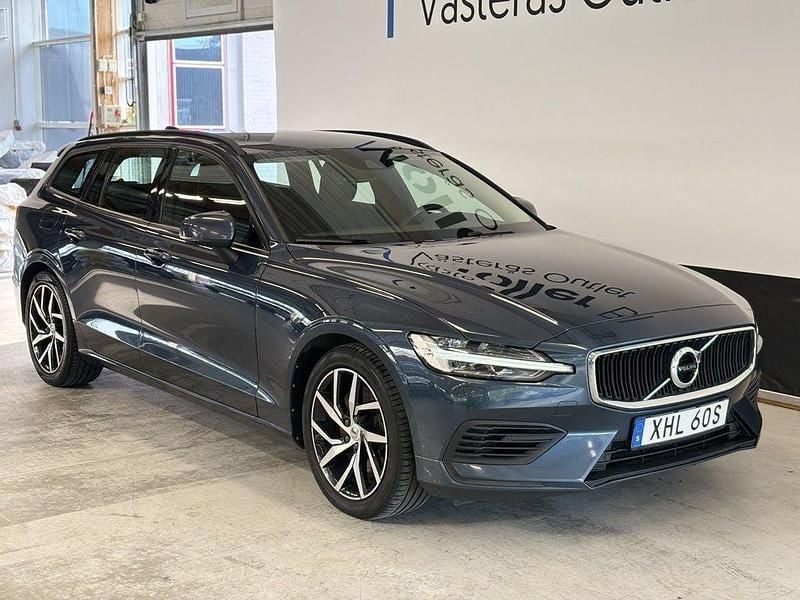 Mörkblå Begagnad 2020 Volvo V60 Momentum Kombi | 239 900 kr (Marknadspris) - Bild 1/3