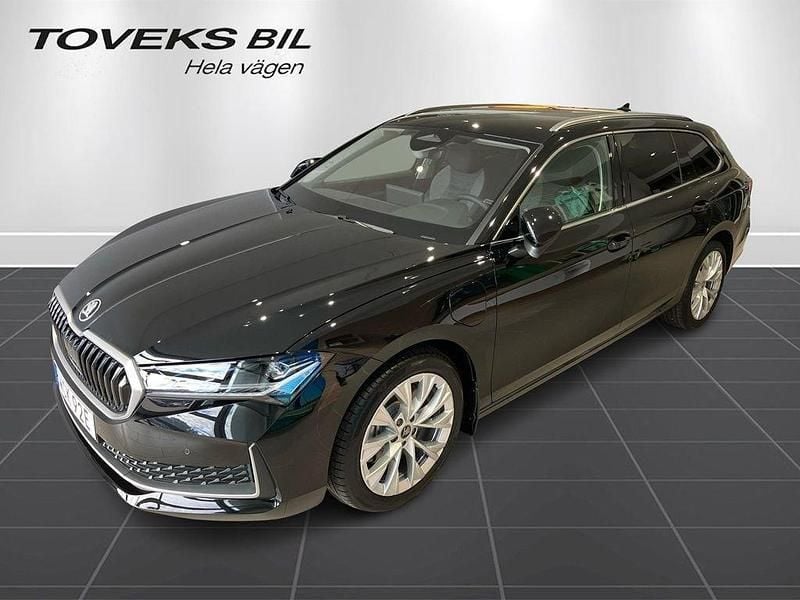 Grå (graphite grey metallic) Ny 2025 Skoda Superb Selection Kombi | 490 300 kr (Marknadspris) - Bild 1/4